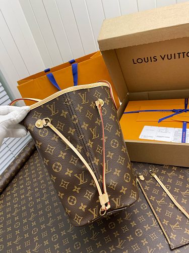 Louis Vuitton Neverfull MM in Monogram Canvas