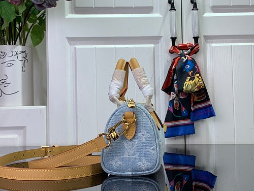 Louis Vuitton Speedy Bandoulière-style Mini Bag