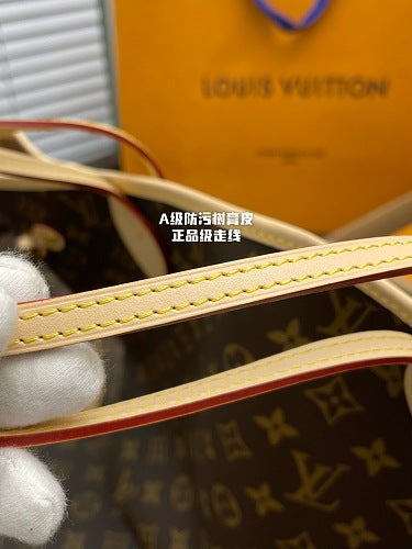 Louis Vuitton Neverfull MM in Monogram Canvas