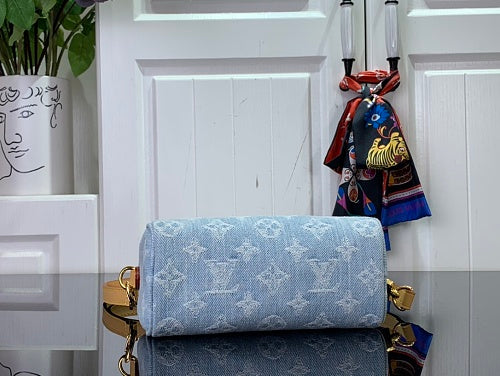 Louis Vuitton Speedy Bandoulière-style Mini Bag