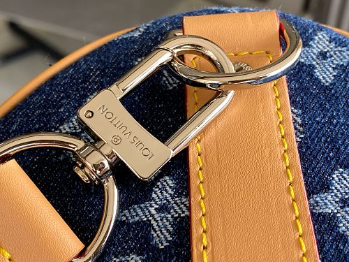 Louis Vuitton Keepall Bandoulière-style travel bag