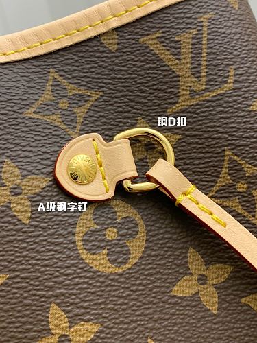 Louis Vuitton Neverfull MM in Monogram Canvas