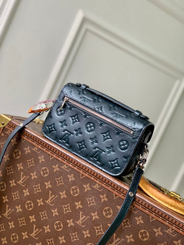 Louis Vuitton Pochette Métis East West