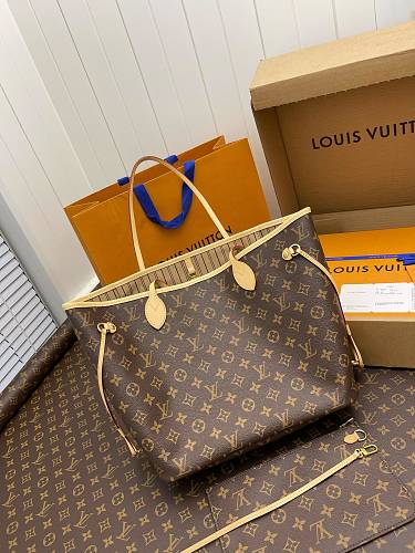 Louis Vuitton Neverfull MM in Monogram Canvas