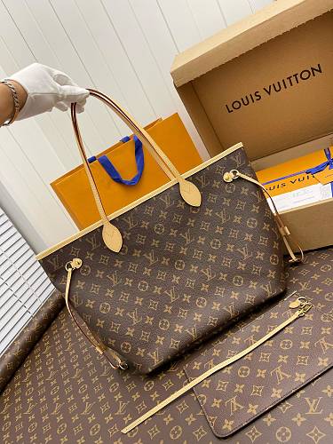 Louis Vuitton Neverfull MM in Monogram Canvas