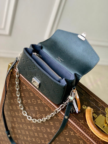 Louis Vuitton Pochette Métis East West
